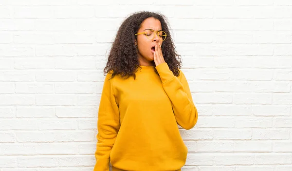 Jonge Zwarte Vrouw Geeuwen Lui Vroeg Ochtend Wakker Kijken Slaperig — Stockfoto