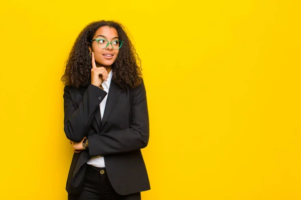 Zwart Zakenvrouw Glimlachen Gelukkig Dagdromen Twijfelen Kijken Naar Zijkant Tegen — Stockfoto