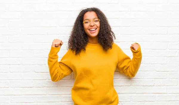 Joven Mujer Negra Sintiéndose Feliz Positiva Exitosa Celebrando Victoria Logros — Foto de Stock