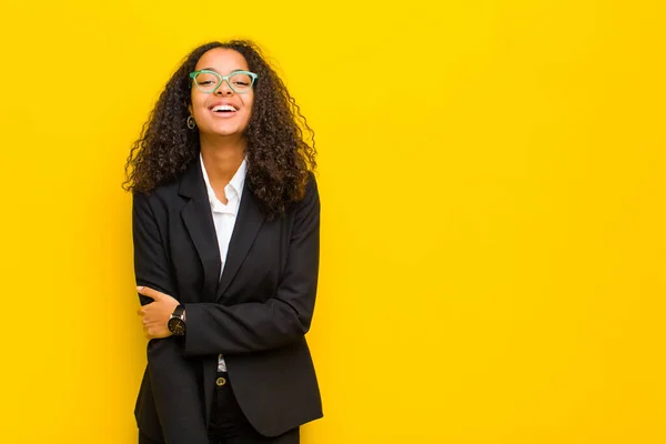 Zwart Zakenvrouw Lachen Verlegen Vrolijk Met Een Vriendelijke Positieve Maar — Stockfoto