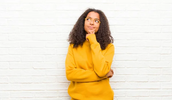 Joven Mujer Negra Sintiéndose Reflexiva Preguntándose Imaginando Ideas Soñando Despierto — Foto de Stock