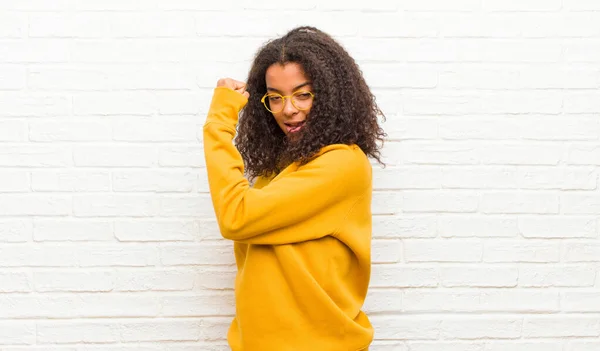 Joven Mujer Negra Sintiéndose Feliz Satisfecho Poderoso Ajuste Flexible Bíceps —  Fotos de Stock