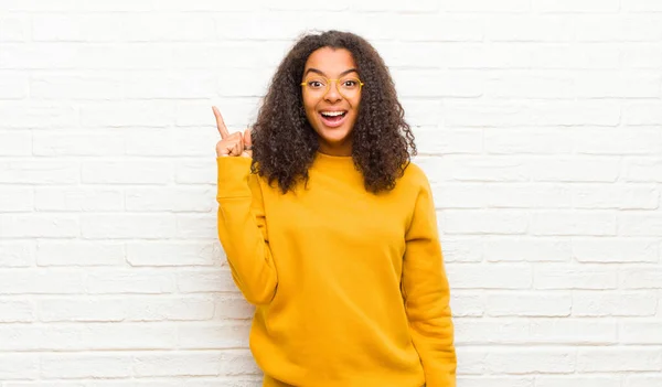 Joven Mujer Negra Sintiéndose Como Genio Feliz Emocionado Después Darse — Foto de Stock