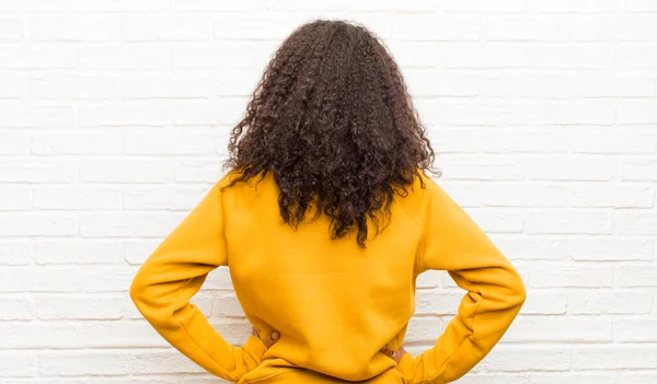 Jovem Negra Sentindo Confuso Cheio Dúvidas Perguntas Perguntando Com Mãos — Fotografia de Stock