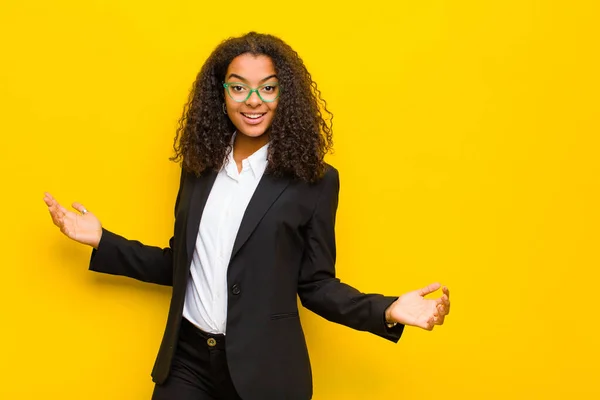 Negro Mujer Negocios Buscando Feliz Arrogante Orgulloso Satisfecho Mismo Sintiéndose — Foto de Stock