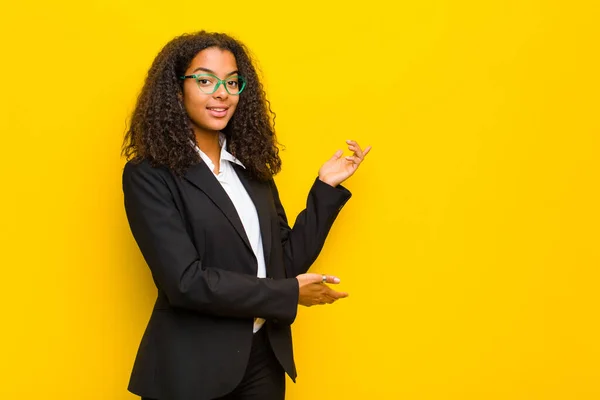 Zwart Zakenvrouw Glimlachen Trots Vol Vertrouwen Zich Gelukkig Tevreden Voelen — Stockfoto