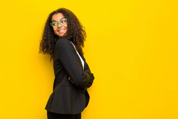 Svart Affärskvinna Ler Glatt Känner Sig Glad Nöjd Och Avslappnad — Stockfoto