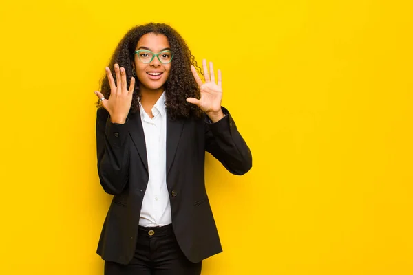 Zwart Zakenvrouw Glimlachend Zoek Vriendelijk Tonen Nummer Tien Tiende Met — Stockfoto