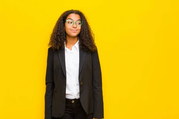 Negro Mujer Negocios Preguntándose Pensando Pensamientos Ideas Felices Soñando Despierto — Foto de Stock