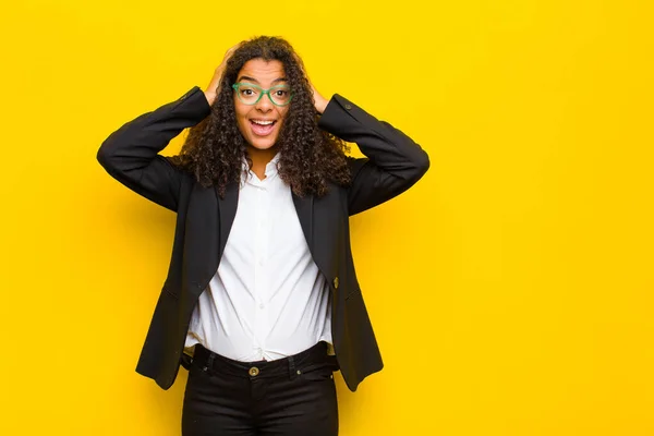 Zwart Zakenvrouw Zoek Gelukkig Zorgeloos Vriendelijk Ontspannen Genieten Van Het — Stockfoto