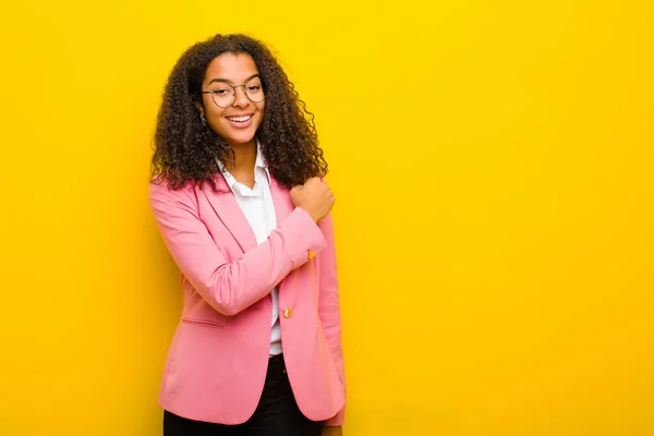 Mujer Negocios Negra Sintiéndose Feliz Positiva Exitosa Motivada Cuando Enfrenta — Foto de Stock