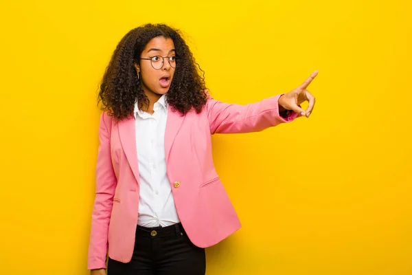 Negro Mujer Negocios Siente Sorprendido Sorprendido Señalando Mirando Hacia Arriba — Foto de Stock