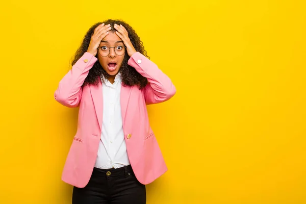 Negro Mujer Negocios Sentirse Horrorizado Conmocionado Levantando Las Manos Cabeza —  Fotos de Stock