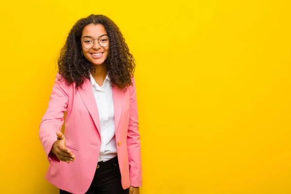 Negro Mujer Negocios Sonriendo Mirando Feliz Seguro Amable Ofreciendo Apretón — Foto de Stock