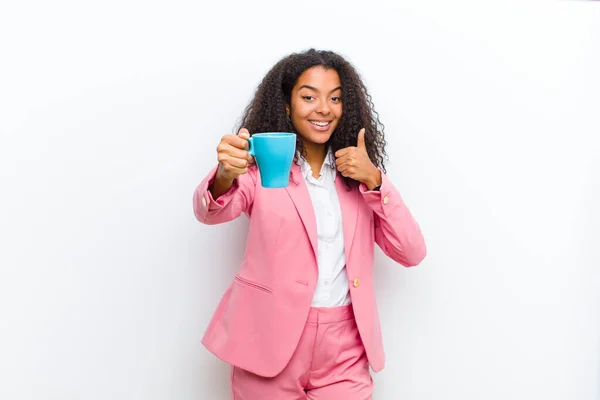 Jong Mooi Zwart Vrouw Met Een Koffie Kopje Tegen Witte — Stockfoto