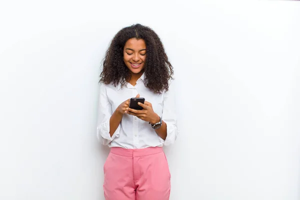 Jovem Bonita Mulher Negra Com Telefone Inteligente Contra Parede Branca — Fotografia de Stock