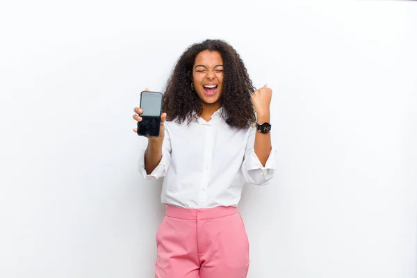 Jovem Bonita Mulher Negra Com Telefone Inteligente Contra Parede Branca — Fotografia de Stock