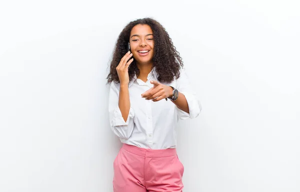 Νεαρή Όμορφη Μαύρη Γυναίκα Έξυπνο Τηλέφωνο Στον Λευκό Τοίχο — Φωτογραφία Αρχείου