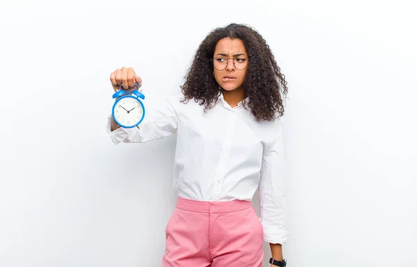 Jong Mooi Zwart Vrouw Met Een Wekker Tegen Witte Muur — Stockfoto