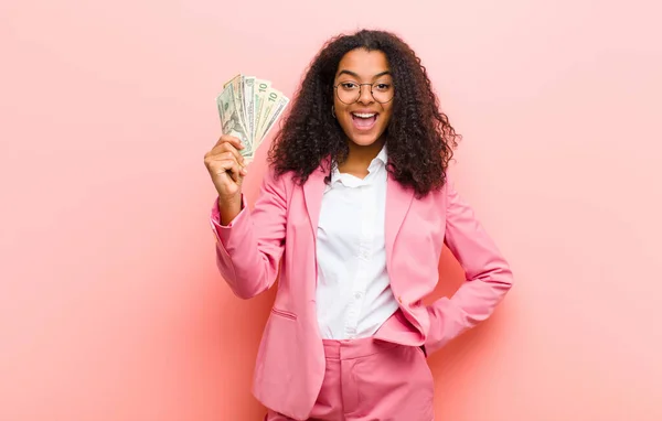 Giovane Bella Donna Nera Con Banconote Dollaro Contro Sfondo Muro — Foto Stock