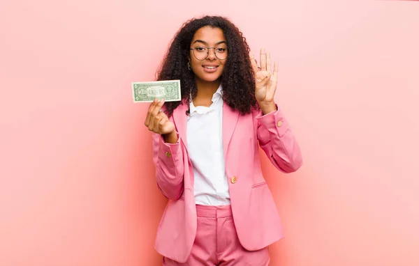 Junge Schwarze Hübsche Frau Mit Dollarnoten Vor Rosa Wandhintergrund — Stockfoto