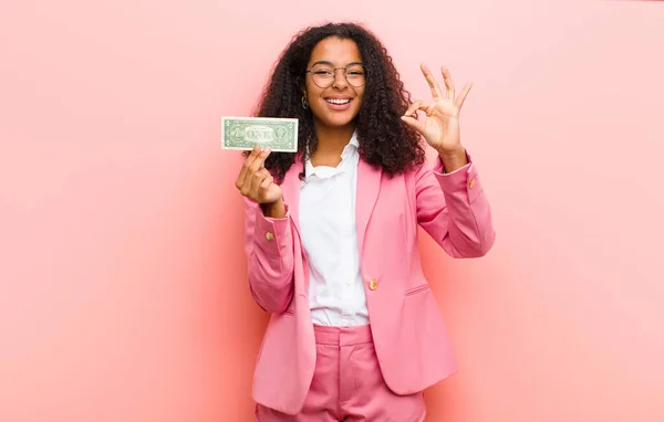 Jong Zwart Mooi Vrouw Met Dollar Bankbiljetten Tegen Roze Muur — Stockfoto