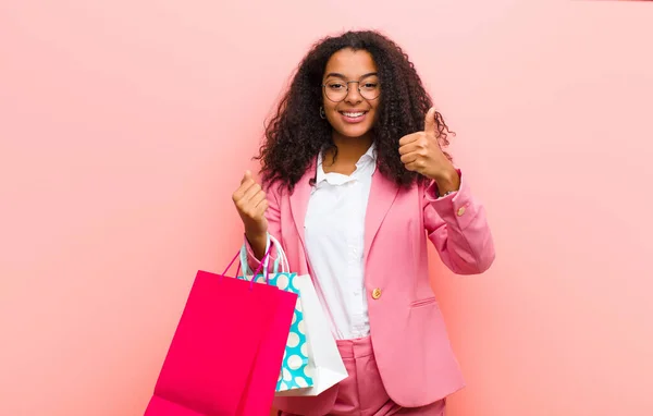 Jong Zwart Mooi Vrouw Met Winkelen Tassen Tegen Roze Muur — Stockfoto