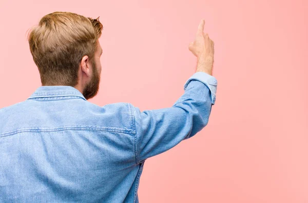 Joven Rubia Adulto Hombre Pie Apuntando Objetar Espacio Copia Vista — Foto de Stock