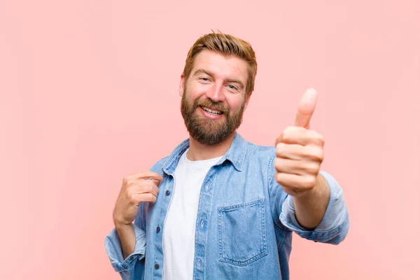 Giovane Uomo Adulto Biondo Sentirsi Orgoglioso Spensierato Fiducioso Felice Sorridendo — Foto Stock