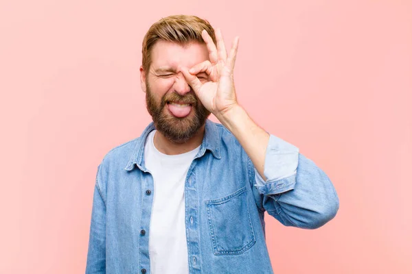 Junger Blonder Erwachsener Mann Lächelt Glücklich Mit Lustigem Gesicht Scherzt — Stockfoto