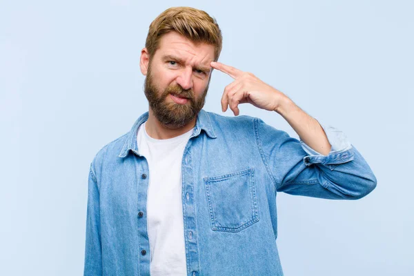 Junger Blonder Erwachsener Mann Der Sich Verwirrt Und Verwirrt Fühlt — Stockfoto