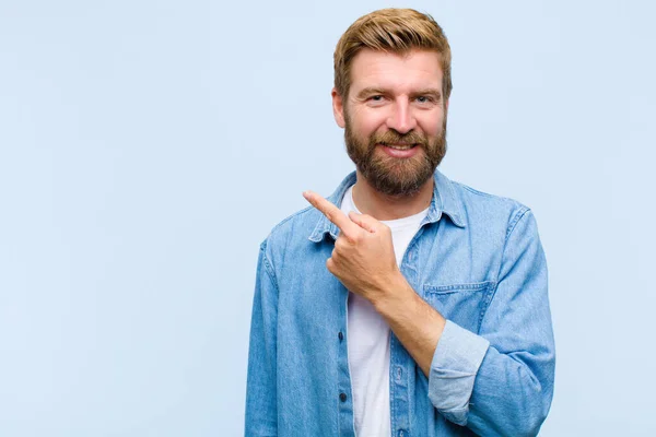 Jovem Loira Adulto Homem Sorrindo Alegremente Sentindo Feliz Apontando Para — Fotografia de Stock