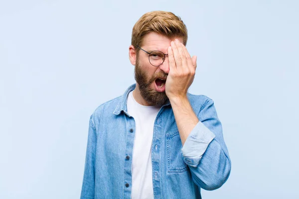 Jong Blond Volwassen Man Zoek Slaperig Verveeld Gapen Met Een — Stockfoto