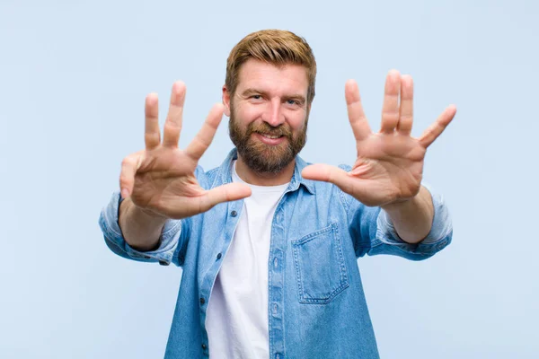 Jovem Loira Adulto Homem Sorrindo Olhando Amigável Mostrando Número Nove — Fotografia de Stock