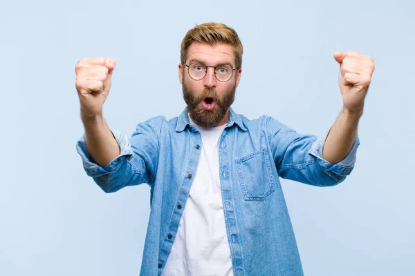 Jovem Loira Adulto Homem Celebrando Sucesso Inacreditável Como Vencedor Olhando — Fotografia de Stock