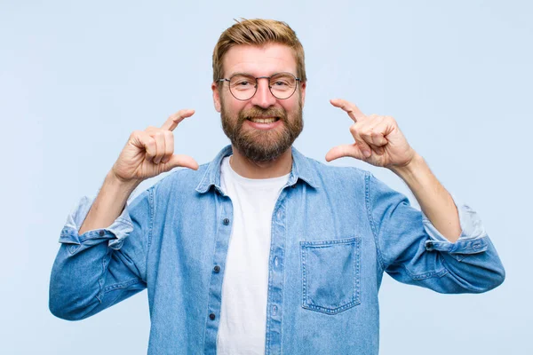 Joven Rubia Hombre Adulto Enmarcando Esbozando Propia Sonrisa Con Ambas —  Fotos de Stock