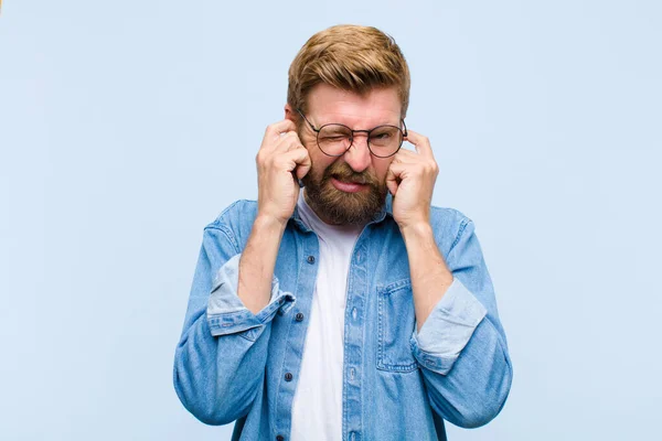 Fiatal Szőke Felnőtt Férfi Néz Dühös Stresszes Bosszús Amely Mindkét — Stock Fotó