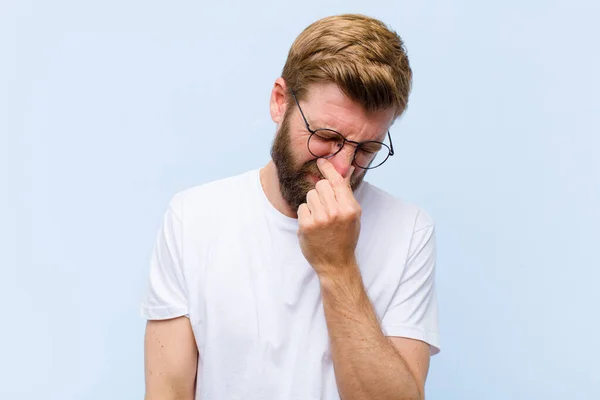 Mladý Blonďatý Dospělý Muž Cítí Znechucení Drží Nos Aby Neucítil — Stock fotografie