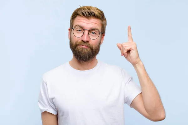 Giovane Uomo Adulto Bionda Sente Come Genio Tenendo Dito Orgogliosamente — Foto Stock