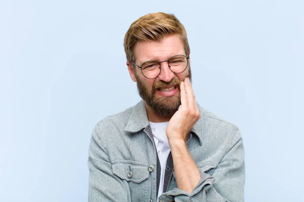 Mladý Blondýny Dospělý Muž Drží Tvář Trpí Bolestivou Bolestí Zubů — Stock fotografie