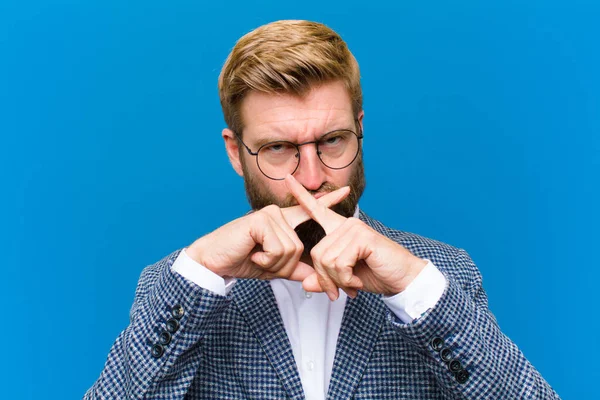 Ernster Und Unzufriedener Blick Mit Beiden Fingern Nach Oben Gedrückt — Stockfoto