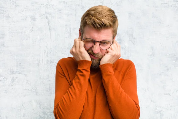 Olhando Com Raiva Estressado Irritado Cobrindo Ambos Ouvidos Ruído Ensurdecedor — Fotografia de Stock