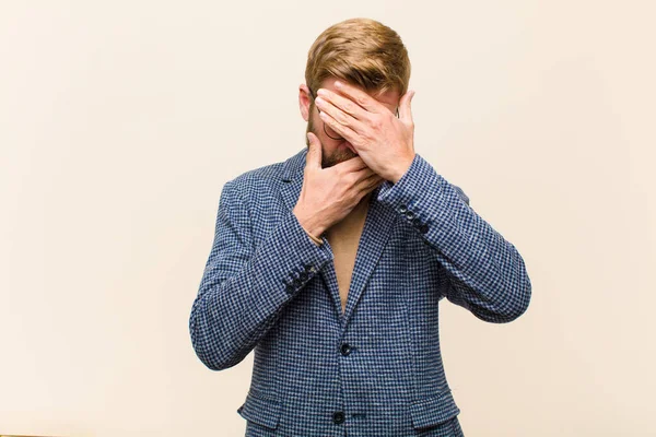Ung Blond Affärsman Täcker Ansiktet Med Båda Händerna Säger Nej — Stockfoto