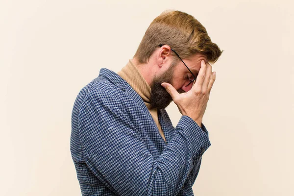 Ung Blond Affärsman Täcka Ögon Med Händer Med Ledsen Frustrerad — Stockfoto