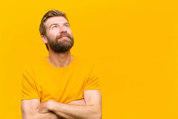 Mladý Blondýnka Pocit Šťastný Hrdý Nadějný Přemýšlel Nebo Přemýšlel Vzhlíží — Stock fotografie