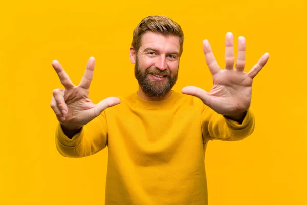 Jonge Blonde Man Glimlachen Kijken Vriendelijk Tonen Nummer Acht Achtste — Stockfoto