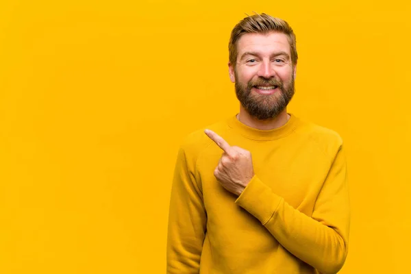 Jonge Blonde Man Glimlachen Vrolijk Zich Gelukkig Voelen Wijzen Naar — Stockfoto