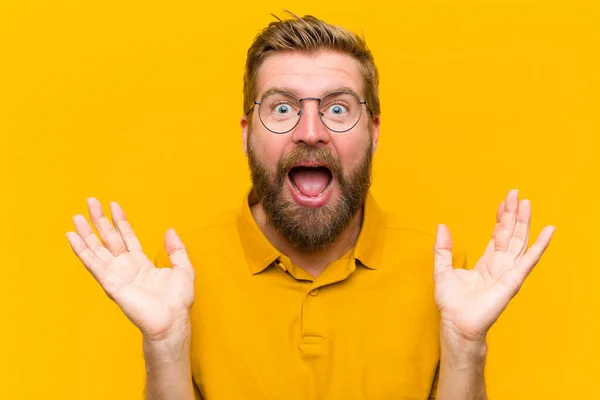 Jonge Blonde Man Zoek Gelukkig Opgewonden Geschokt Met Een Onverwachte — Stockfoto