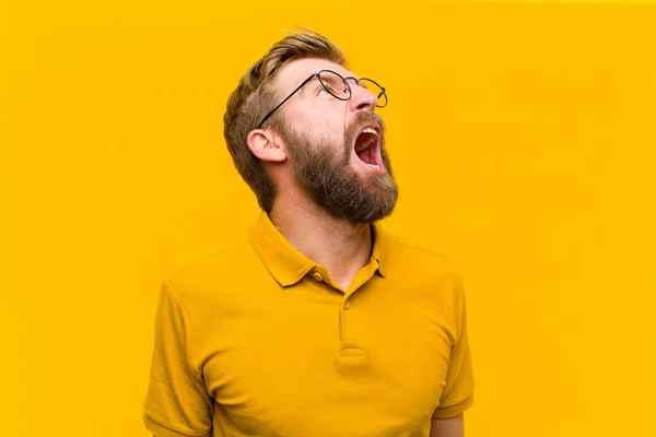 Mladý Blonďatý Muž Zuřivě Křičí Agresivně Křičí Vypadá Vystresovaně Rozzlobeně — Stock fotografie