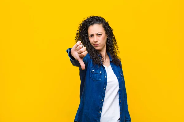 Jovem Mulher Bonita Sentindo Cruz Irritado Irritado Decepcionado Descontente Mostrando — Fotografia de Stock